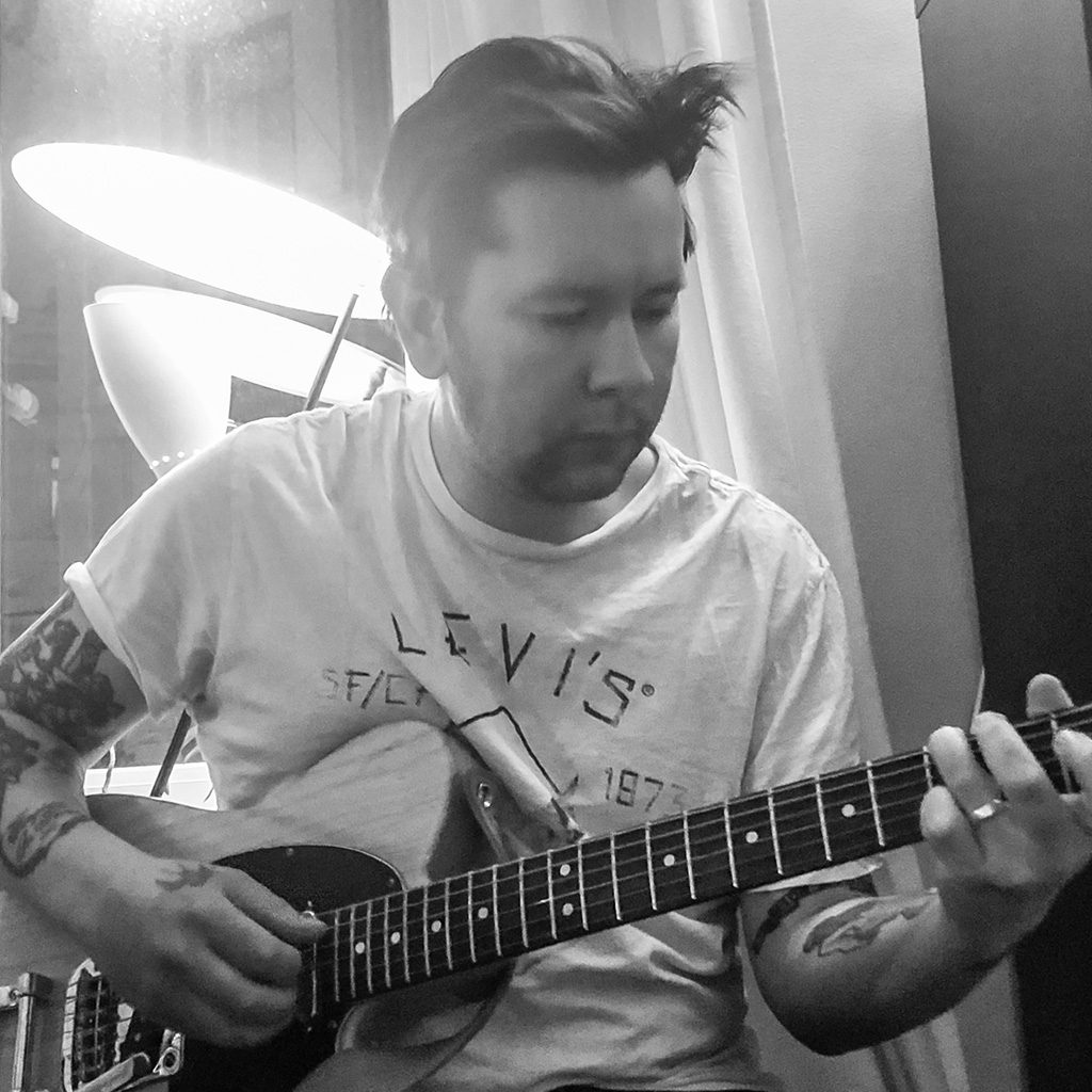 Jonas Aasen spiller gitar Sorthvittbilde av Jonas Aasen