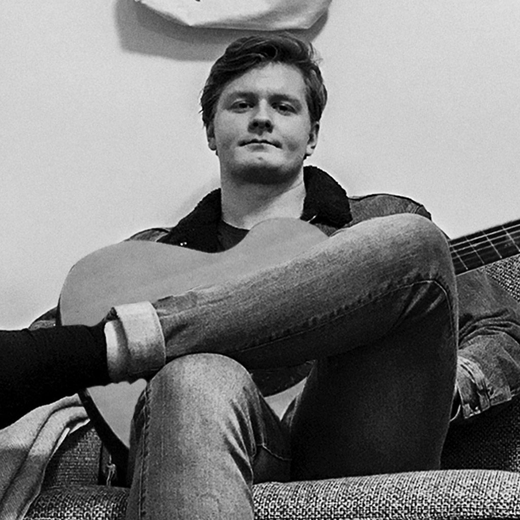 matias med gitar Sorthvittbilde av Matias Grinde